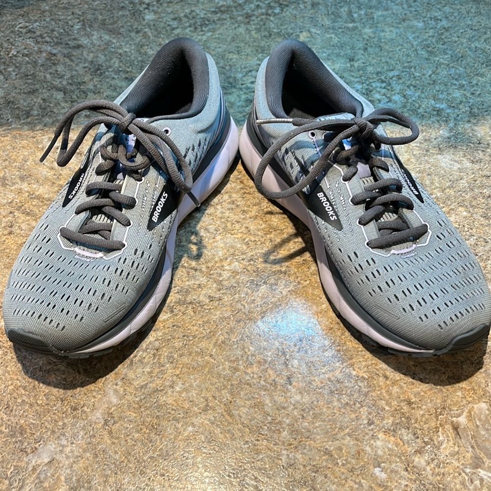 Brooks. Ghost 13. Women’s 8.5 M. Gray with light purple soles.